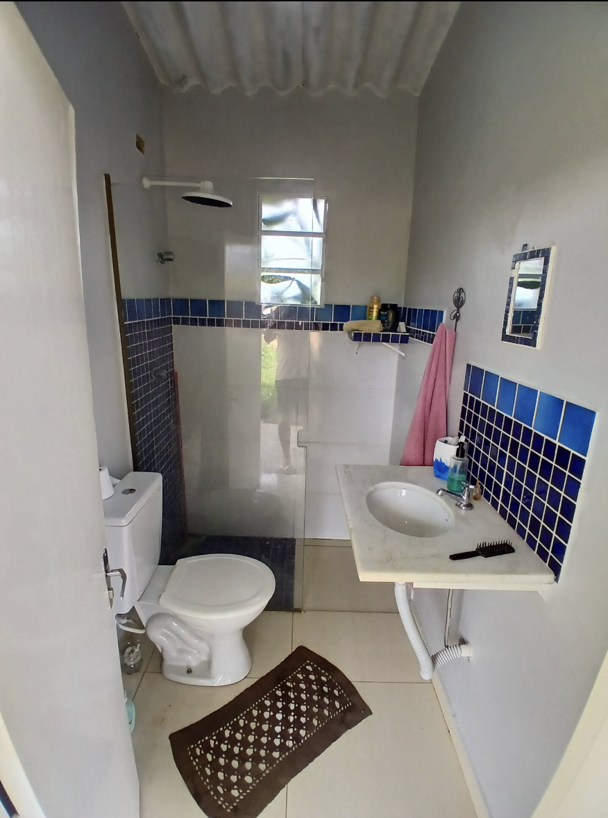 Banheiro com box de vidro e azulejos azuis