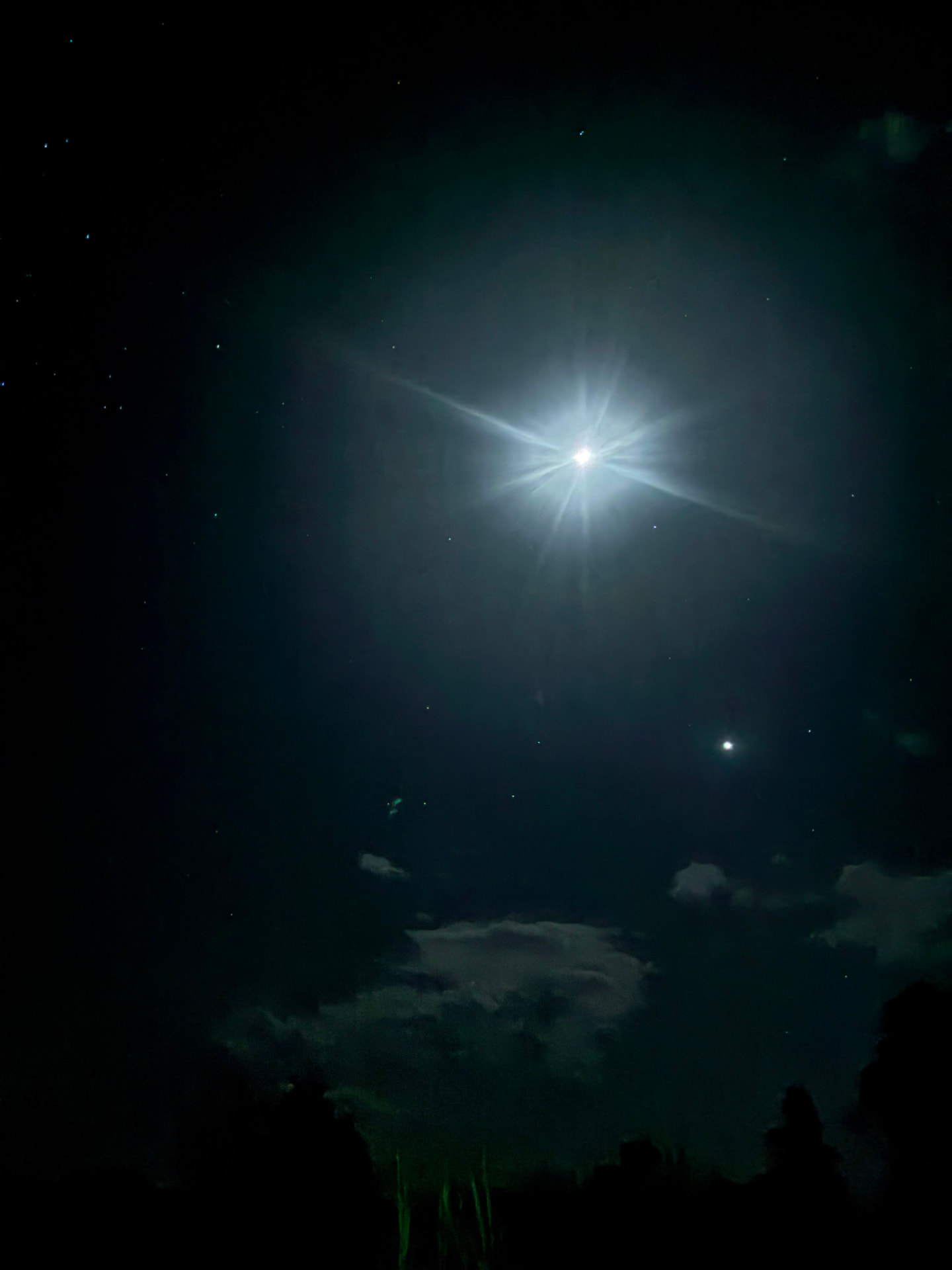 Lua cheia brilhando no céu estrelado sobre a Chapada