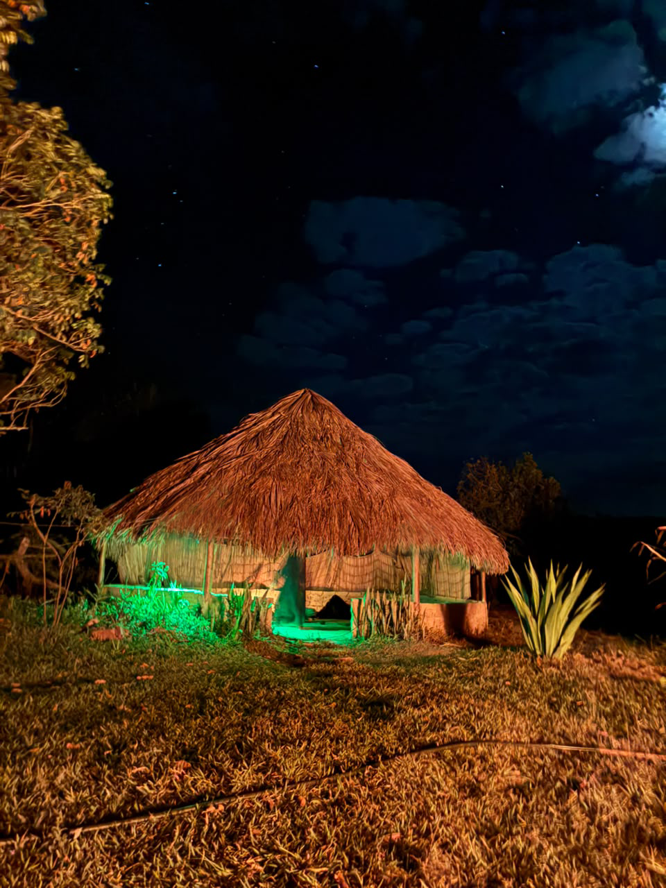 Oca de palha iluminada sob o céu estrelado da Chapada dos Veadeiros