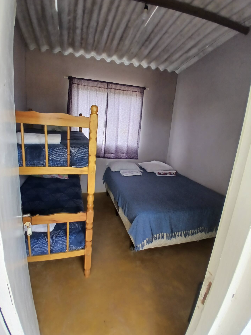 Quarto com beliche de madeira e cama de casal