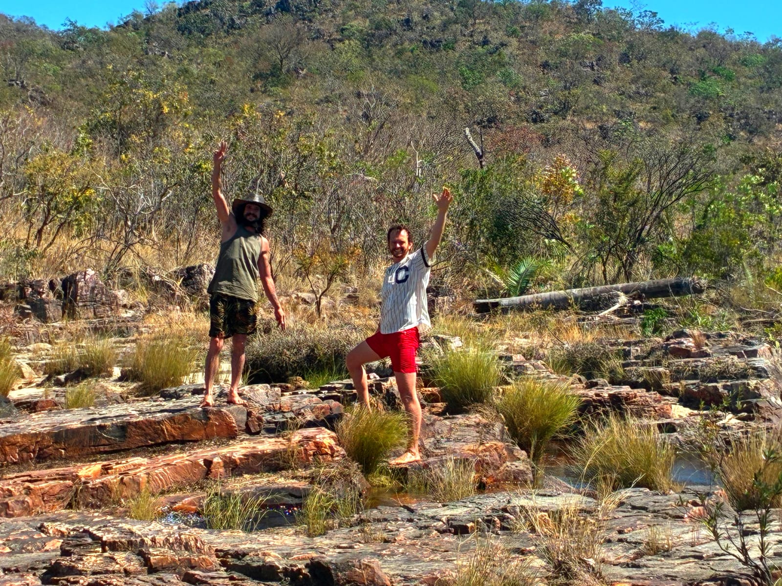 Participantes sobre as pedras do rio na Chapada dos Veadeiros